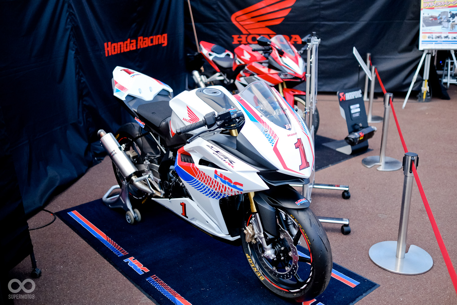 CBR250RR HRC 配色，注意風鏡上的小貼紙