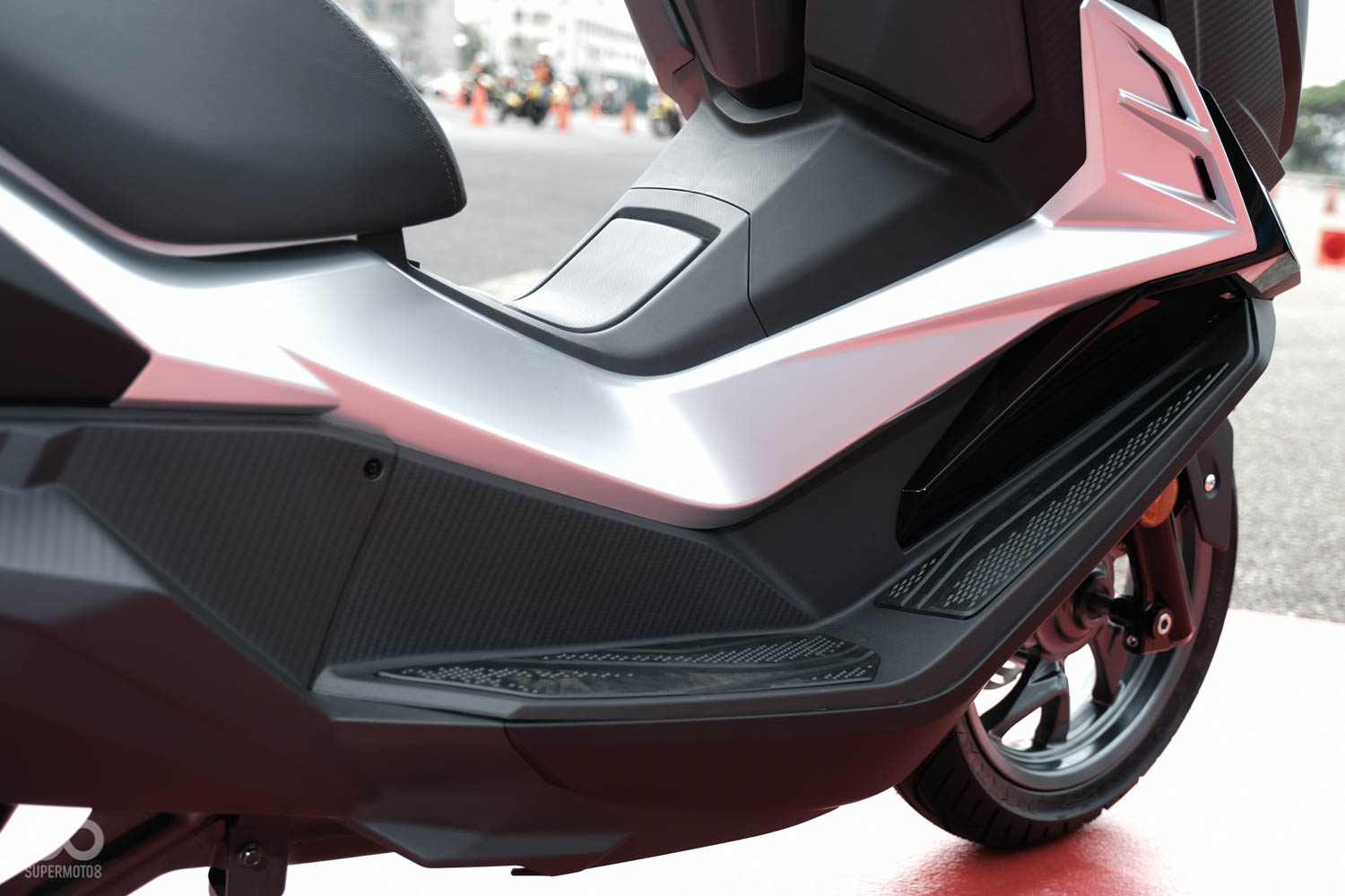 最符合亞洲人身形的42度前踏板,位騎士創造出最舒適的騎乘感