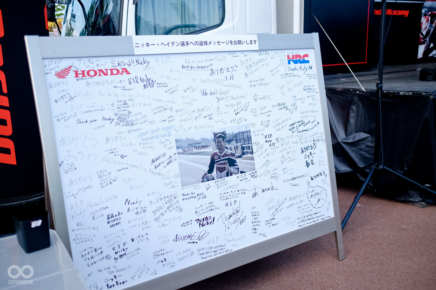 一旁還有留言板，開放民眾在此留下想對Nicky Hayden 說的話，看到民眾這麼踴躍留言，連我們都相當感動