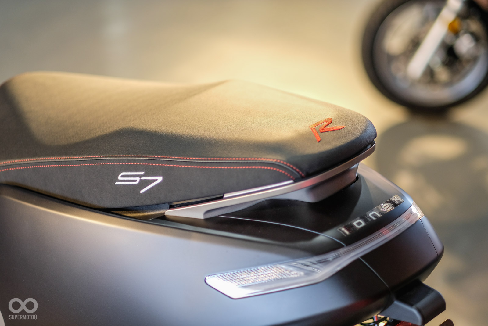 外觀許多點綴,讓加了R的S7呈現出不同風格