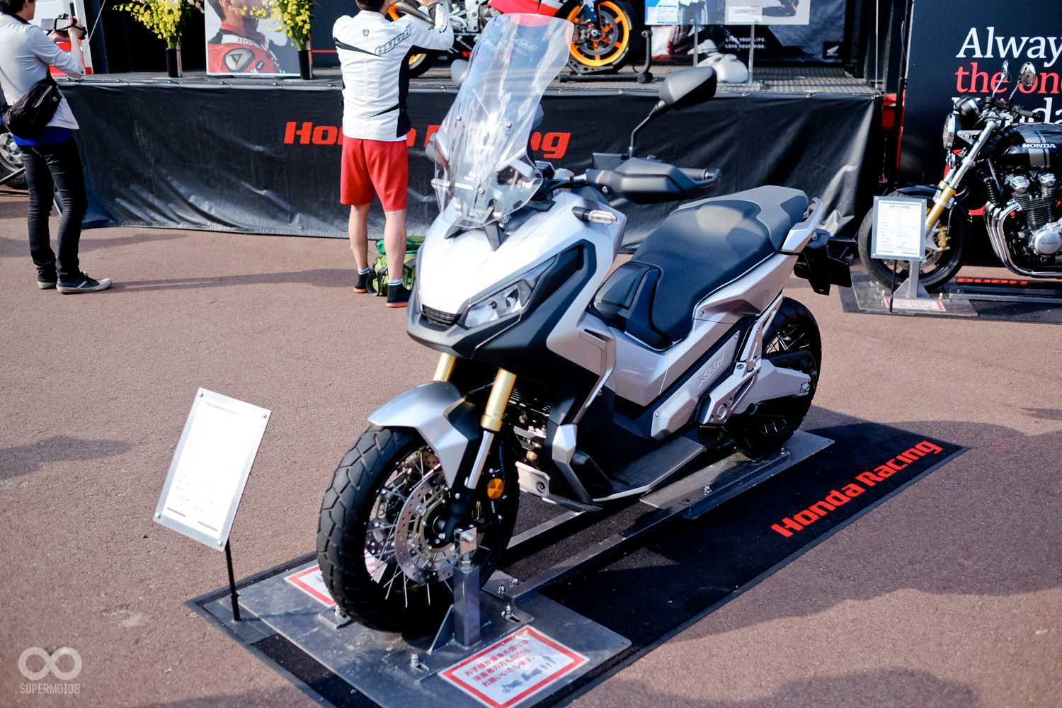 X-ADV 就這樣放在這裡任人試坐，台灣目前幾乎還看不到實車啊