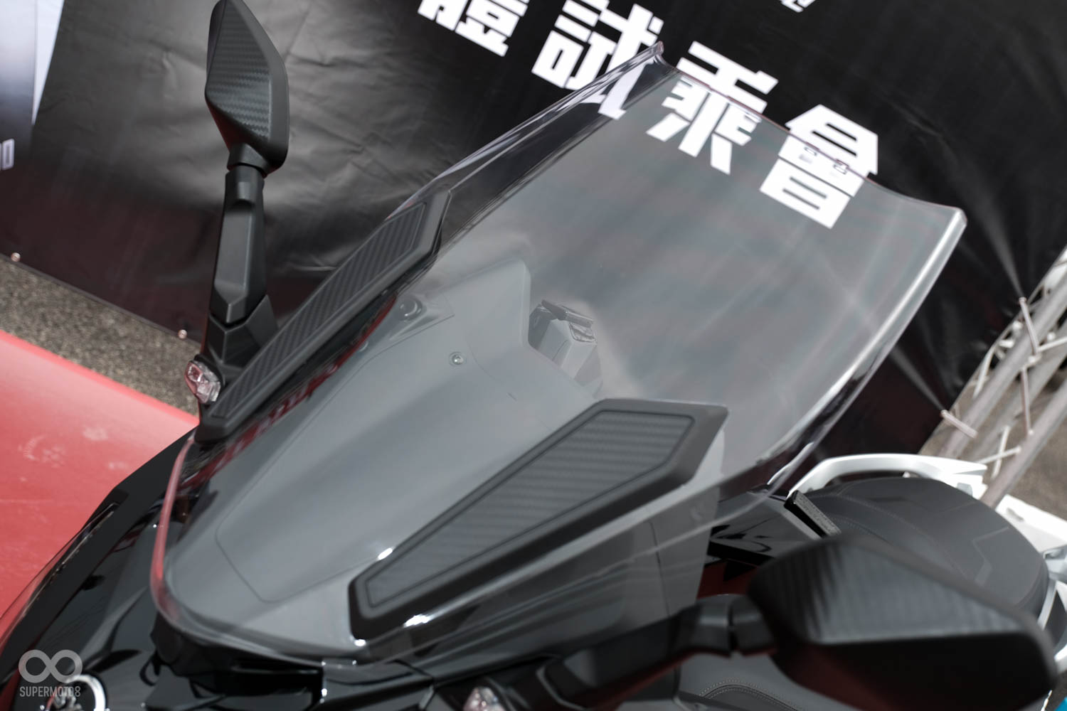 風鏡具備兩段高低可調,但調整時需使用工具