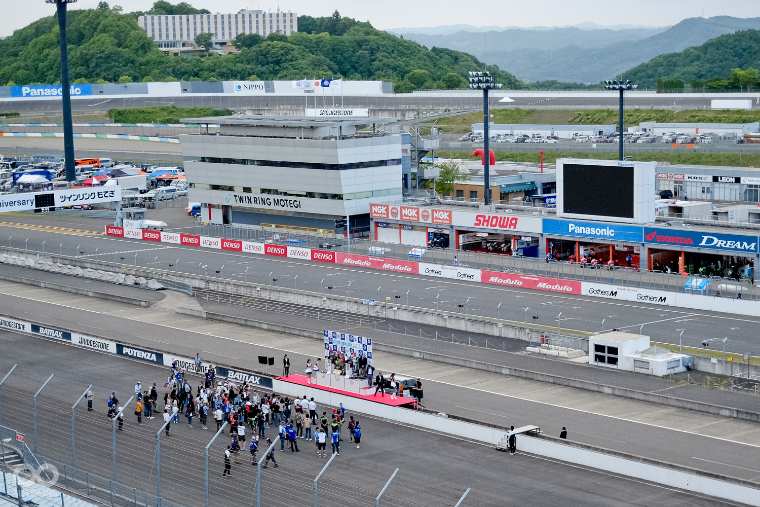 比賽結束後的頒獎典禮，等等車手還會換上輕便服裝，到場外接受訪問