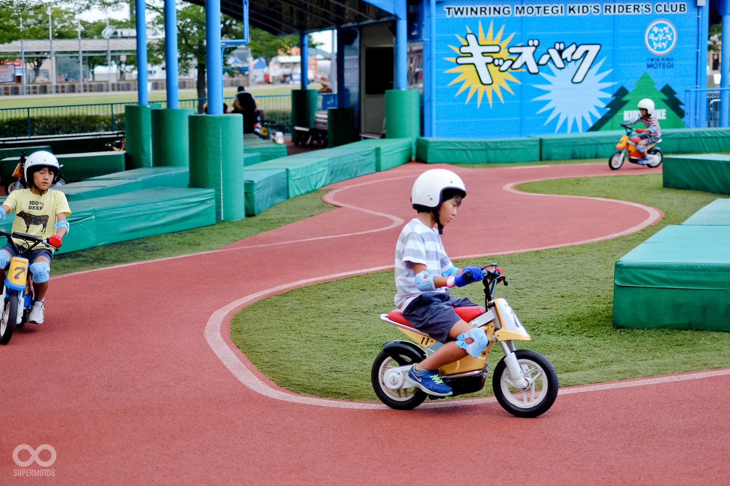 速度較慢的電動二輪車，適合年紀更小的小朋友