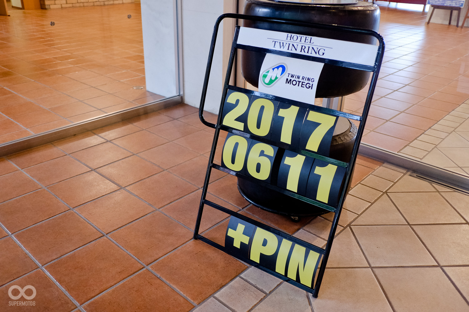 入口處以PIT Board 排出當天日期,不愧是賽車場邊的飯店,超熱血的啊