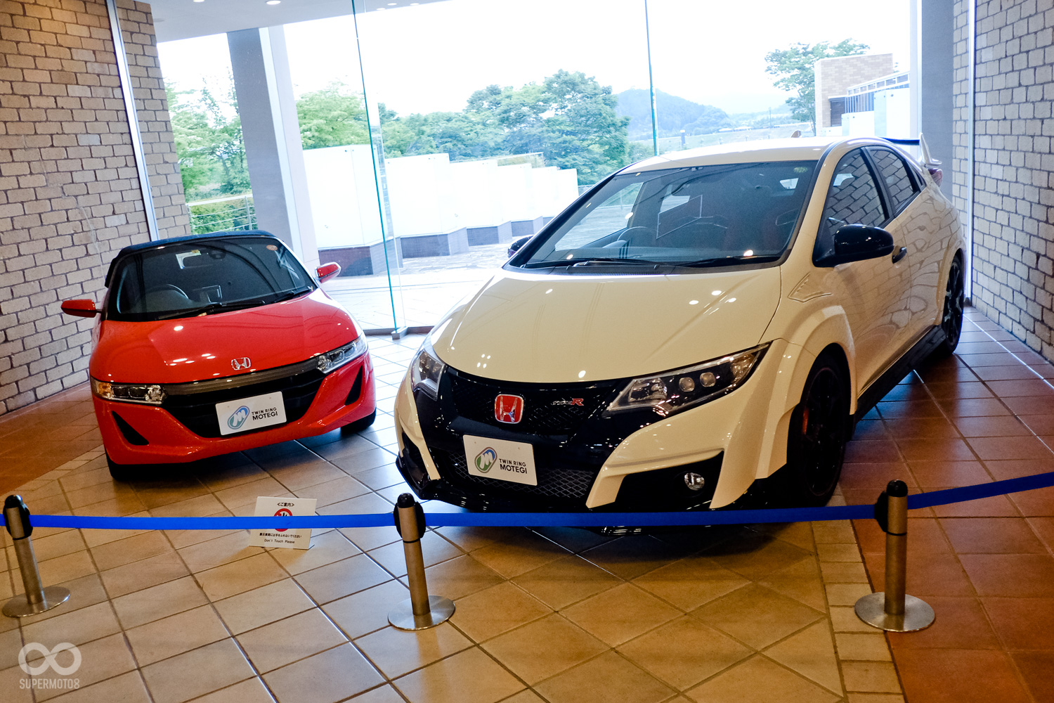 自家主場當然要宣揚一下HONDA 車款囉，現場擺放概念車階段的全新小猴，四輪則是熱門車款TYPE R