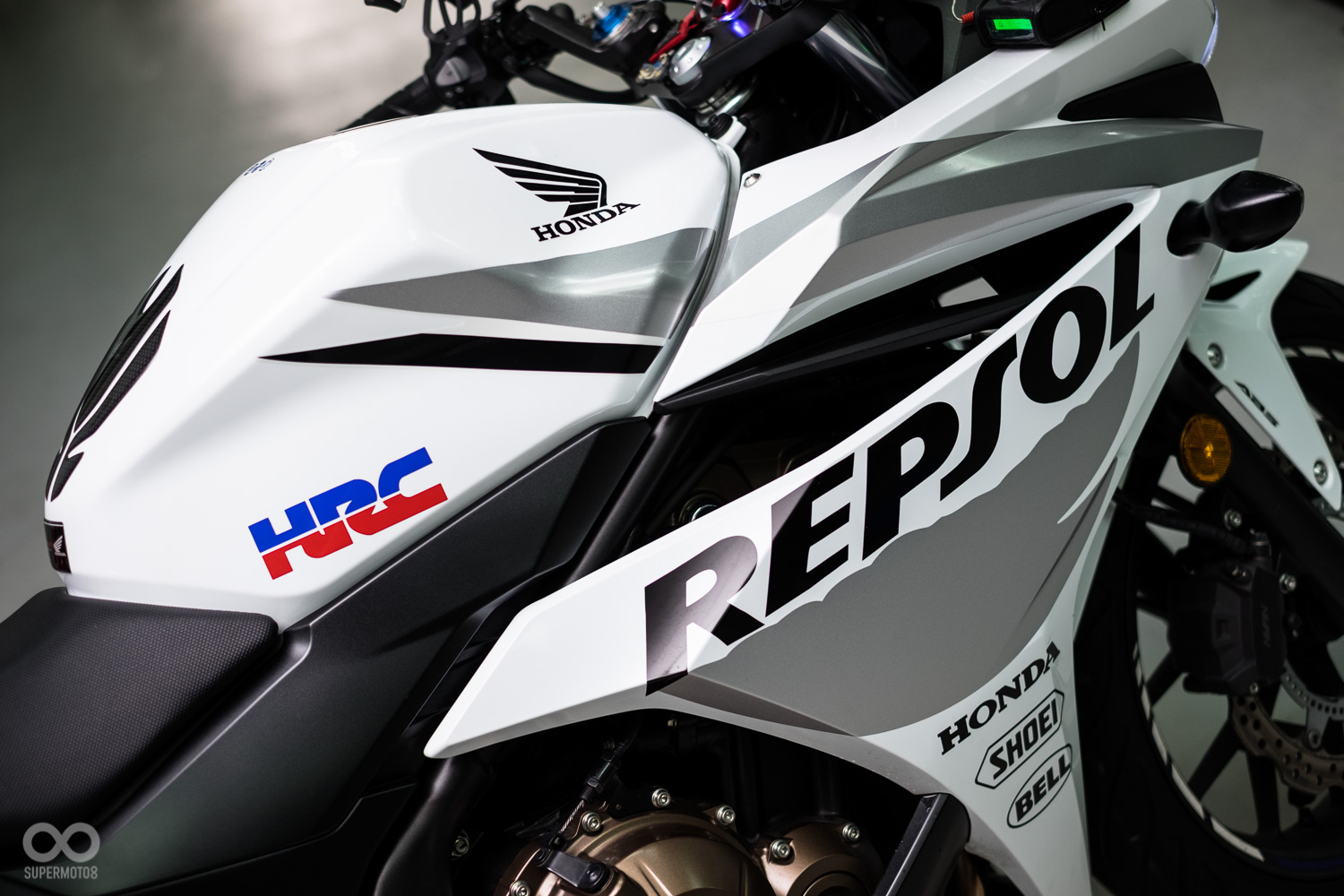 車主特別請人製作的灰色力豹士彩貼，讓白色CBR500R更顯熱血