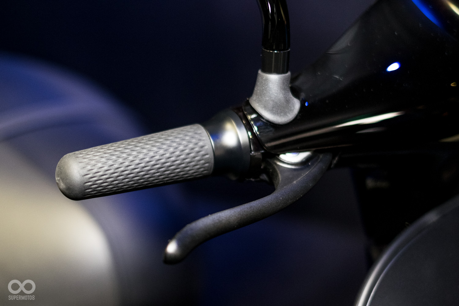 煞車拉桿與手把皆使用上黑色，而拉桿比起過去的平面烤漆還多了分粉體烤漆的粗糙手感，讓抓握更不易滑動，相當好握