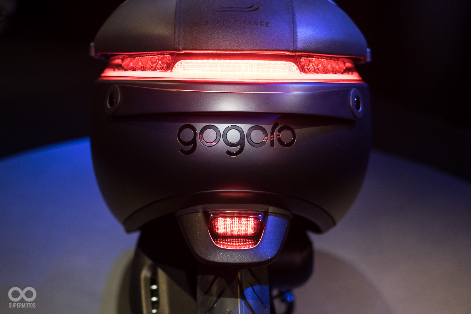 車尾下方定位燈與車側照地燈使用燻黑方式來搭配車輛風格