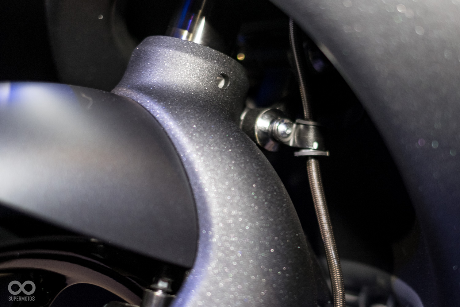 前叉下端開了個小孔，利用工具即可深入前叉內進行阻尼調整