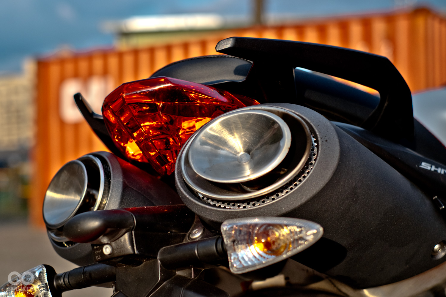 新車的尾端線條更為硬朗,還加入了類似空力套件的元素,而尾管出口也改成了類似擴散管的造型,整體層次更為豐富