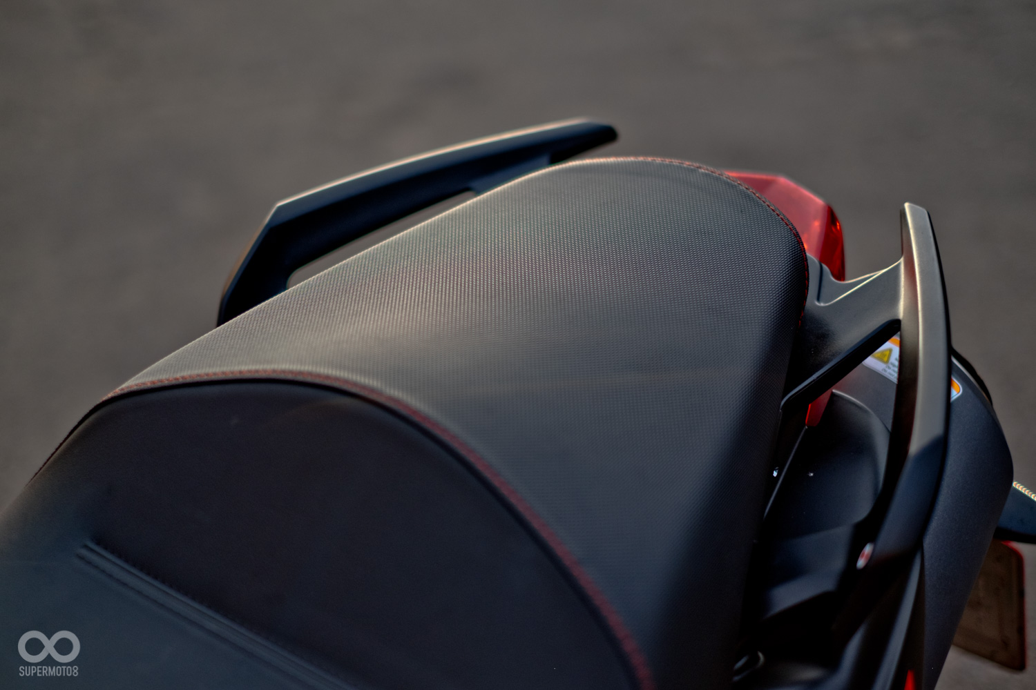 椅墊與上一代同樣採用一體式設計,但在尾管調整過後,後座的溫度略為降低,扶手也不再燙手,舒適度大幅提升