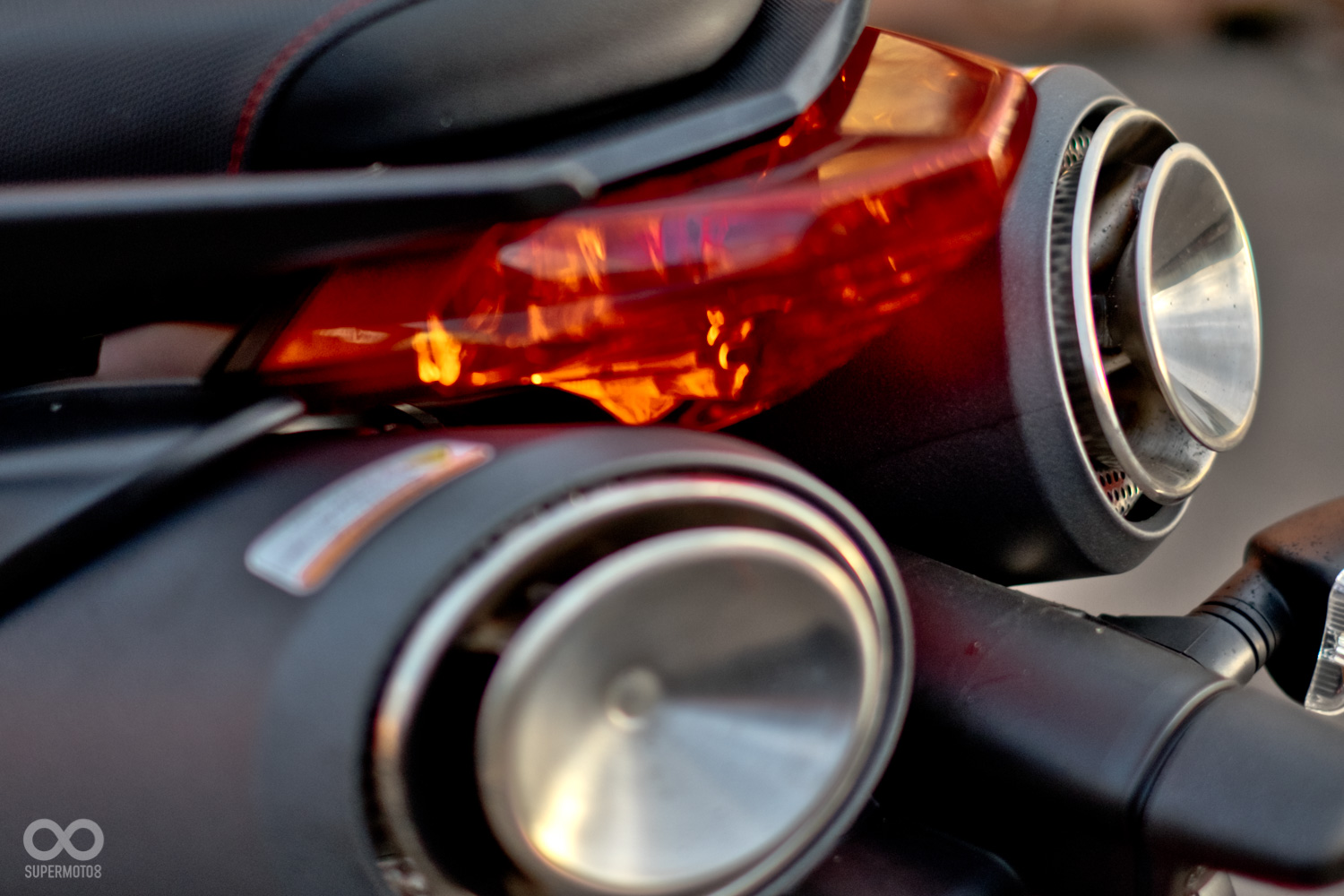 尾管的造型類似改裝車常見的擴散管,但其實只是單純地將排氣方向導往左右兩側,並沒有擴散片的設計