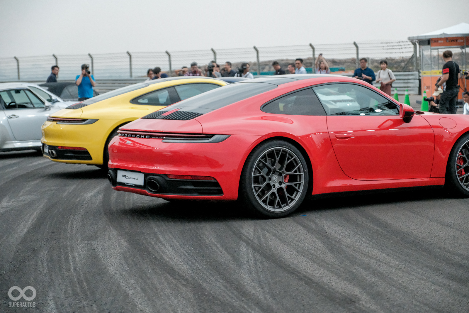 尾部線條筆者相當喜歡，流線的造型相當特別