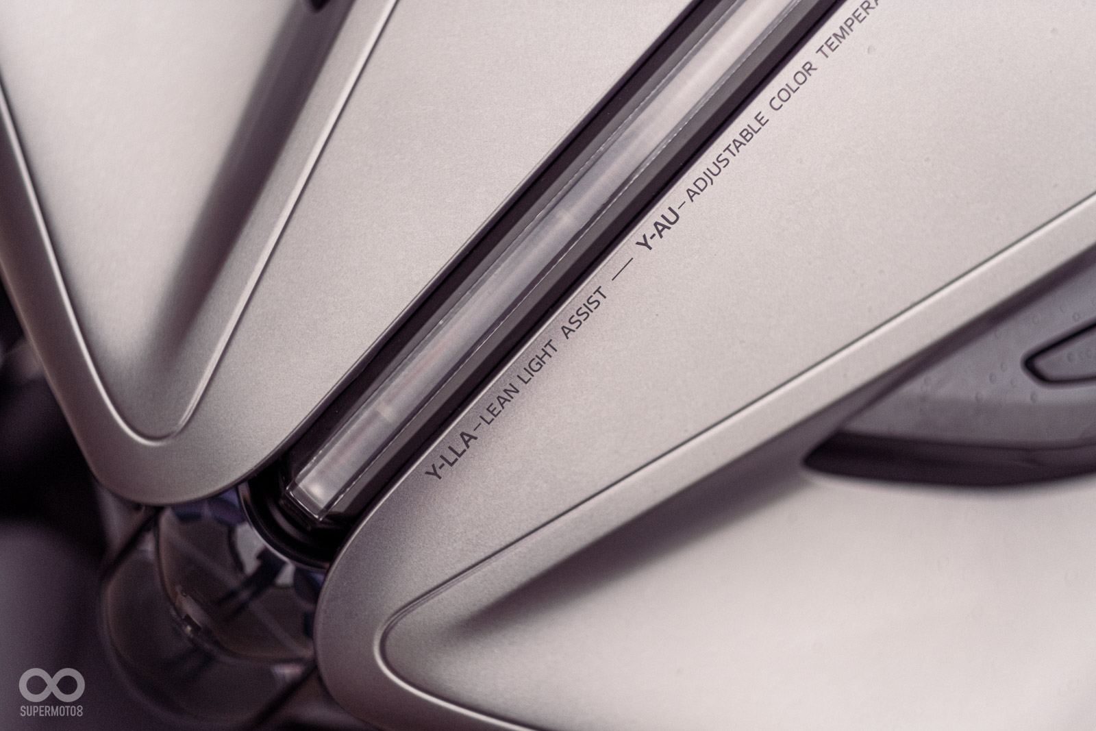前面板使用消光烤漆增添質感，上頭印有Y-LLA、Y-AU兩種頭燈科技名稱