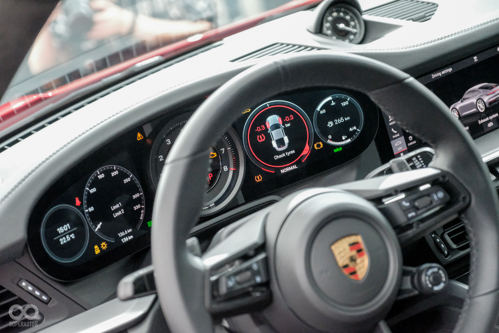 經典的五環表僅剩轉速表為實體指針，兩側為數位顯示