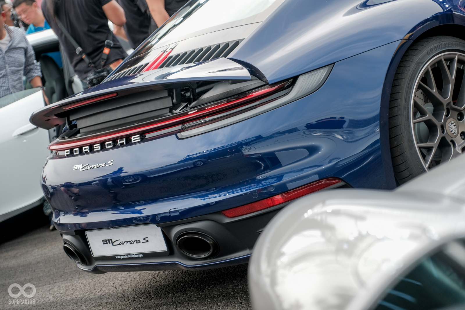 擾流板在收起時與車體線條融為一體