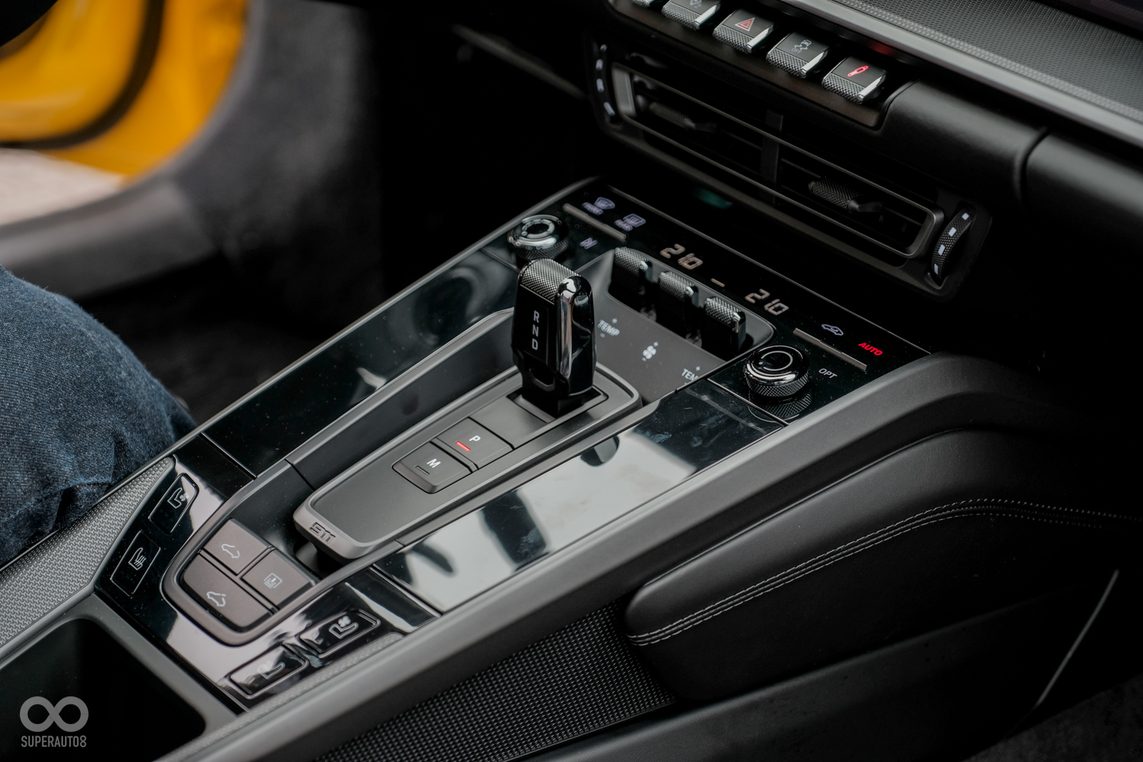 其餘內裝配置與近期的PORSCHE車款類似，採用一貫的家族設計語彙