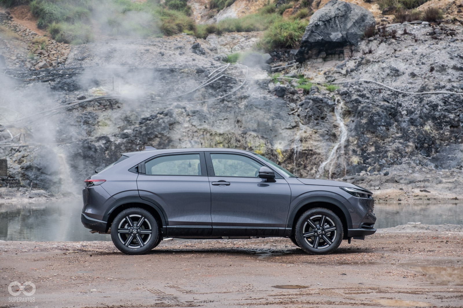 後門C柱車門把手依舊保留,車體則變得更寬、更扁提升跑格化感受