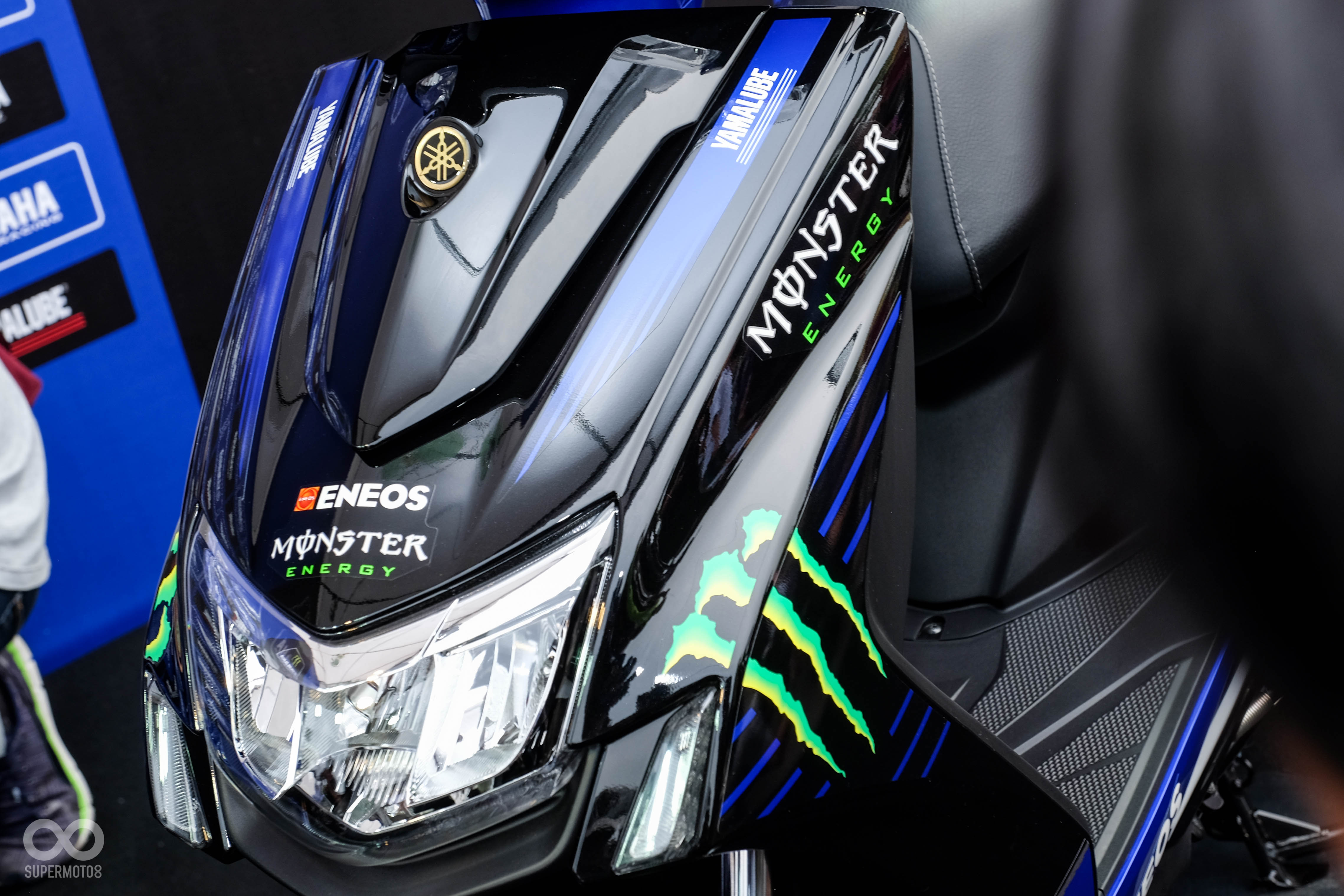 車身上也有大量的Monster Energy和其他贊助商貼紙