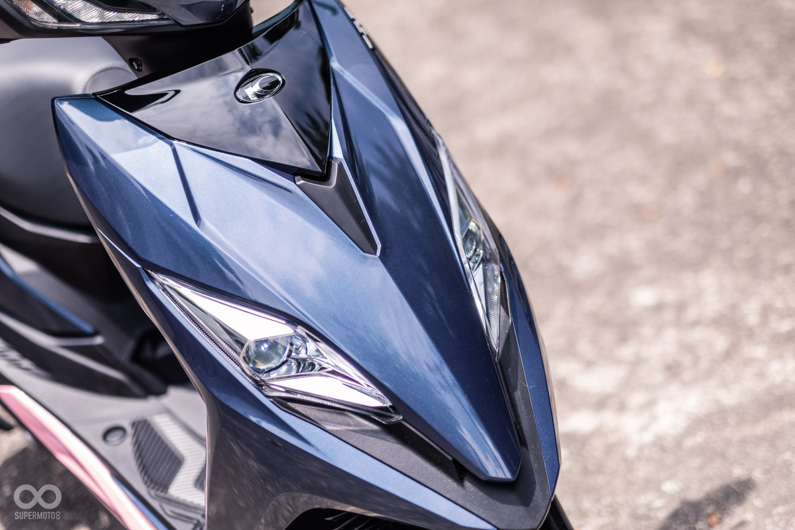 大燈下緣與中央斜板之間的簍空,讓車頭多了幾分輕盈感