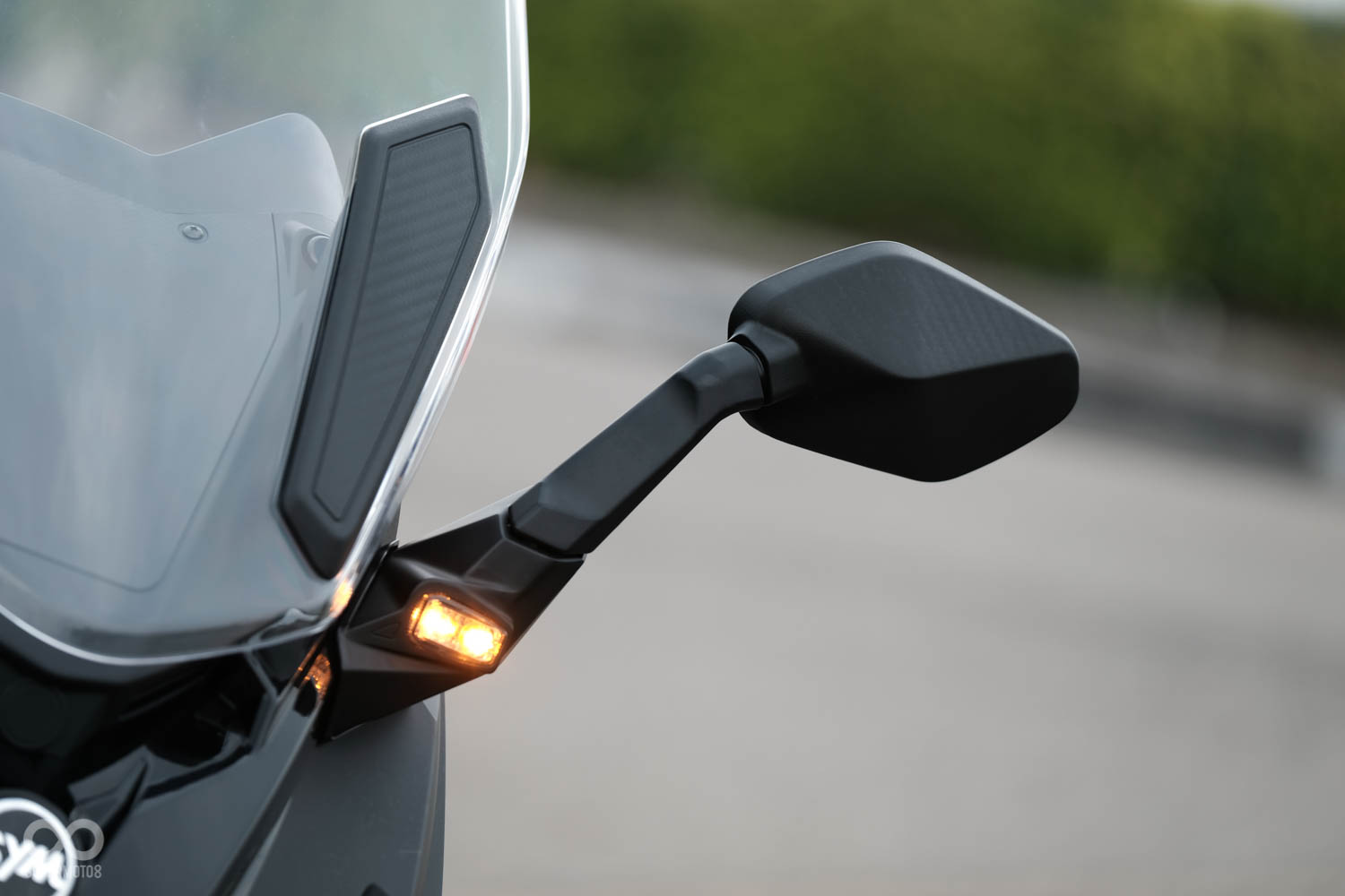 方向燈雨後照鏡整合,後照鏡本身還具備了可收折的功能