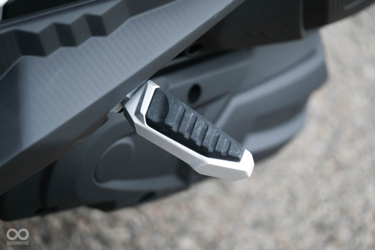 CRUiSYM 300的飛旋踏板製餃空間充足,且設有止滑膠墊,讓乘客踩踏更為安穩