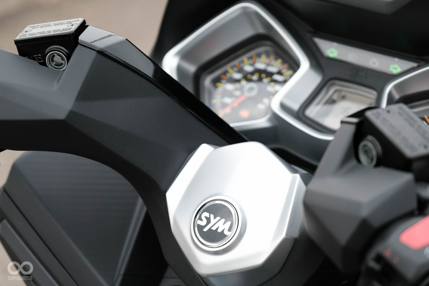 SYM對於質感的呈現相當細心,光把手就用上了霧銀、鋼琴面板烤漆、塑料壓花三種表面處理構成