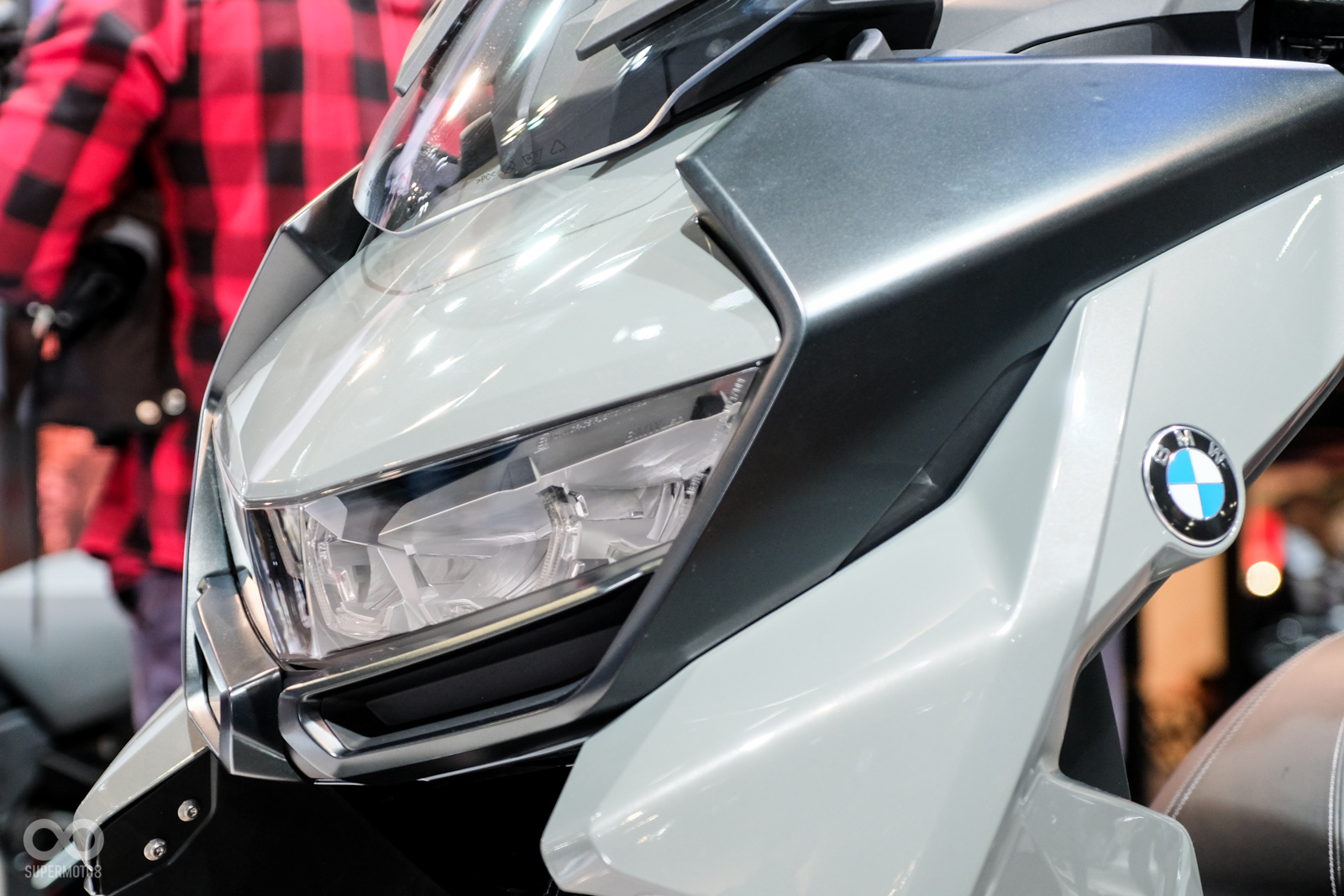 頭燈造型侵略性相當強