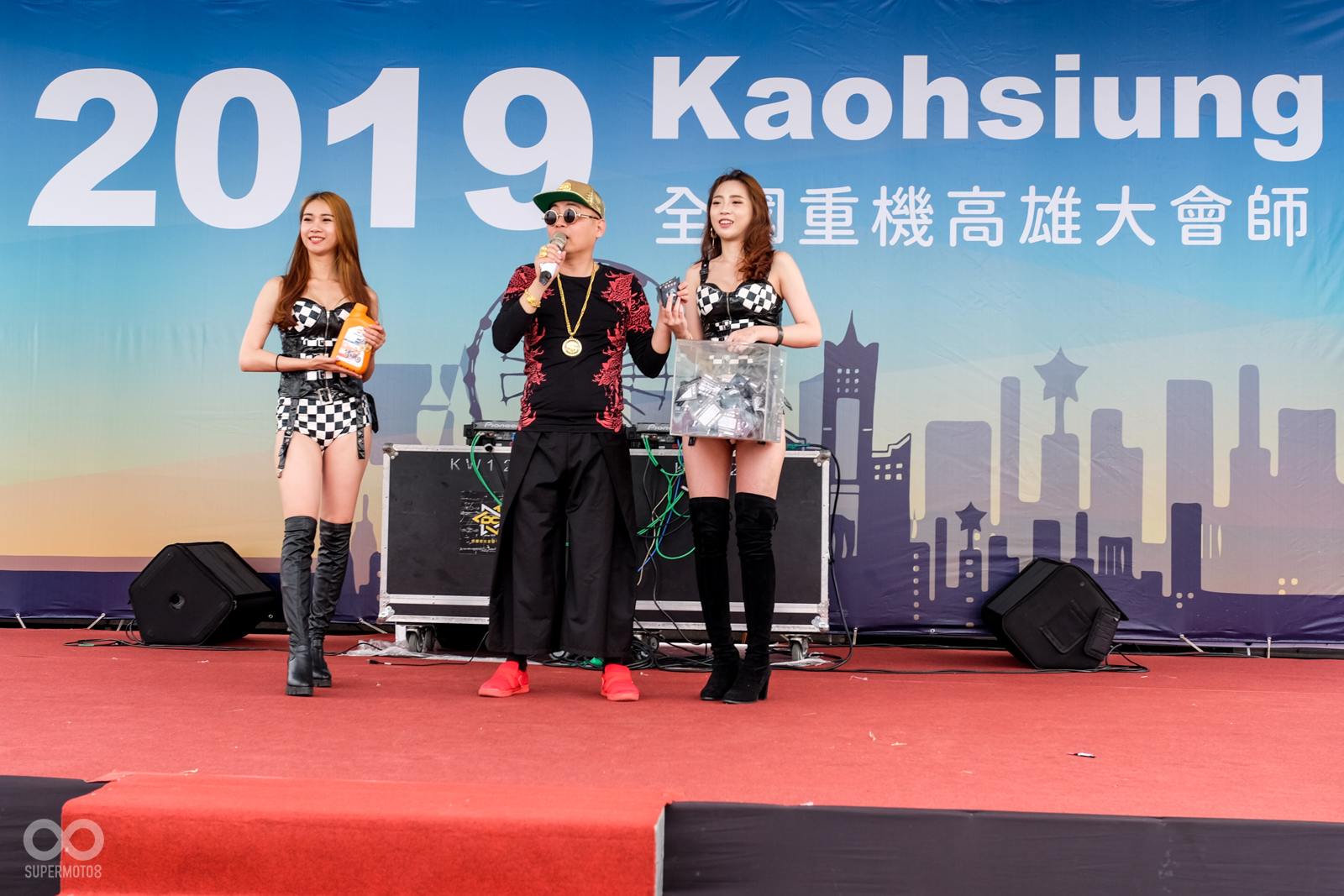 活動舞台上也不斷進行摸彩