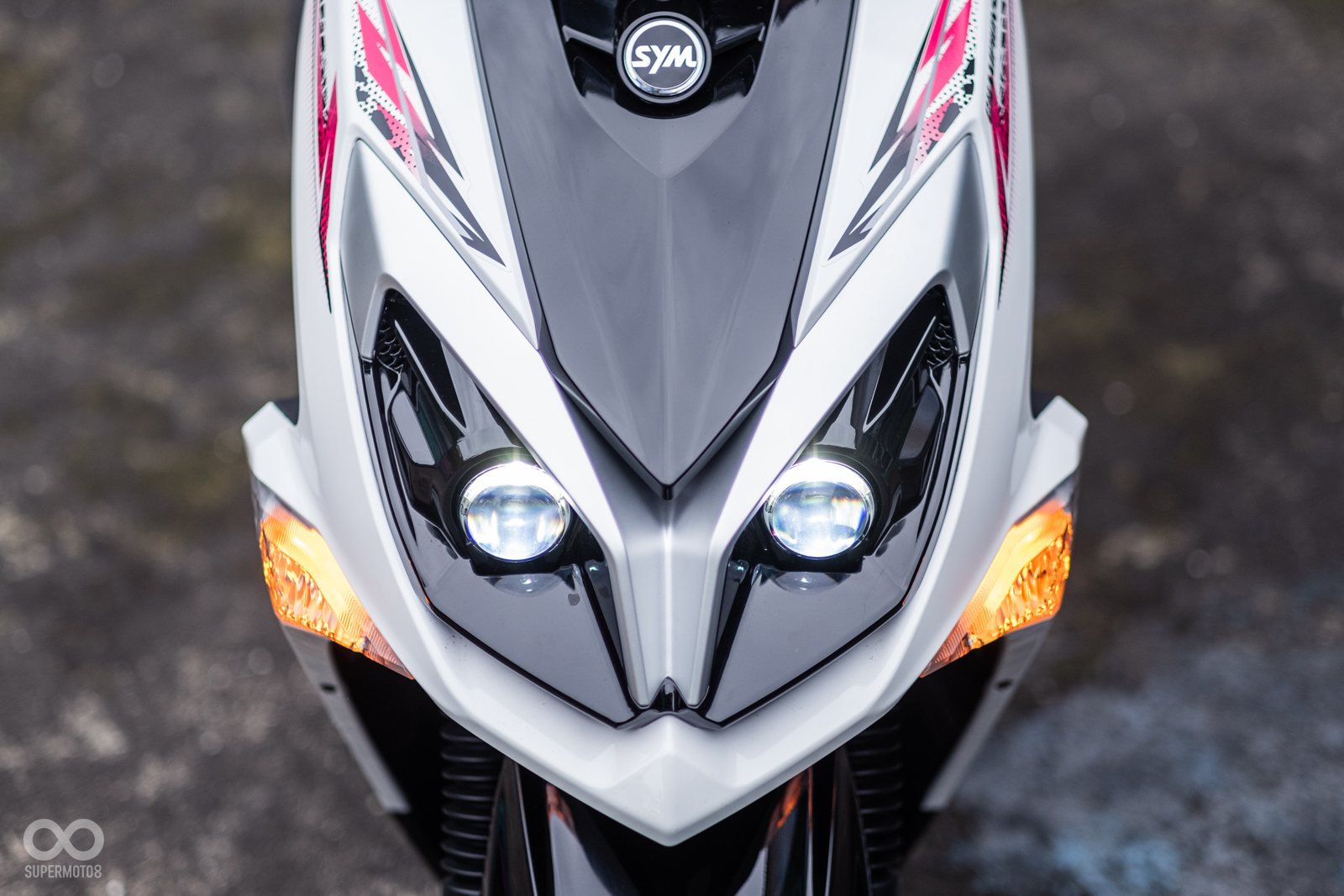 JET SR本次的重大更新之一,就是在車頭的魚眼頭燈和車尾的LED導光條;另外輪圈換上和FNX同款的輕量化鋁圈,以及加入警示燈開關、升級QC3.0充電孔等