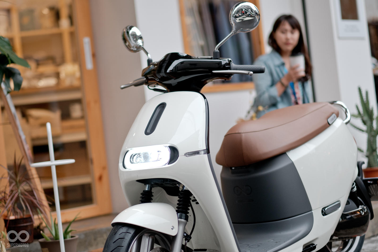 本次的測試車為珍珠白,另有金屬黑可供消費者選擇,兩款車都具備高質感的珍珠粉烤漆