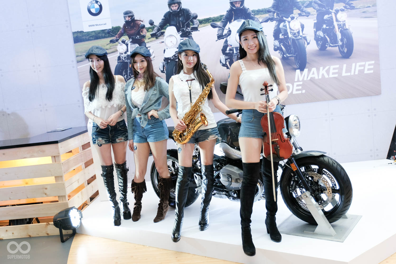 展場中請到了樂團現場演唱,氣氛相當不錯