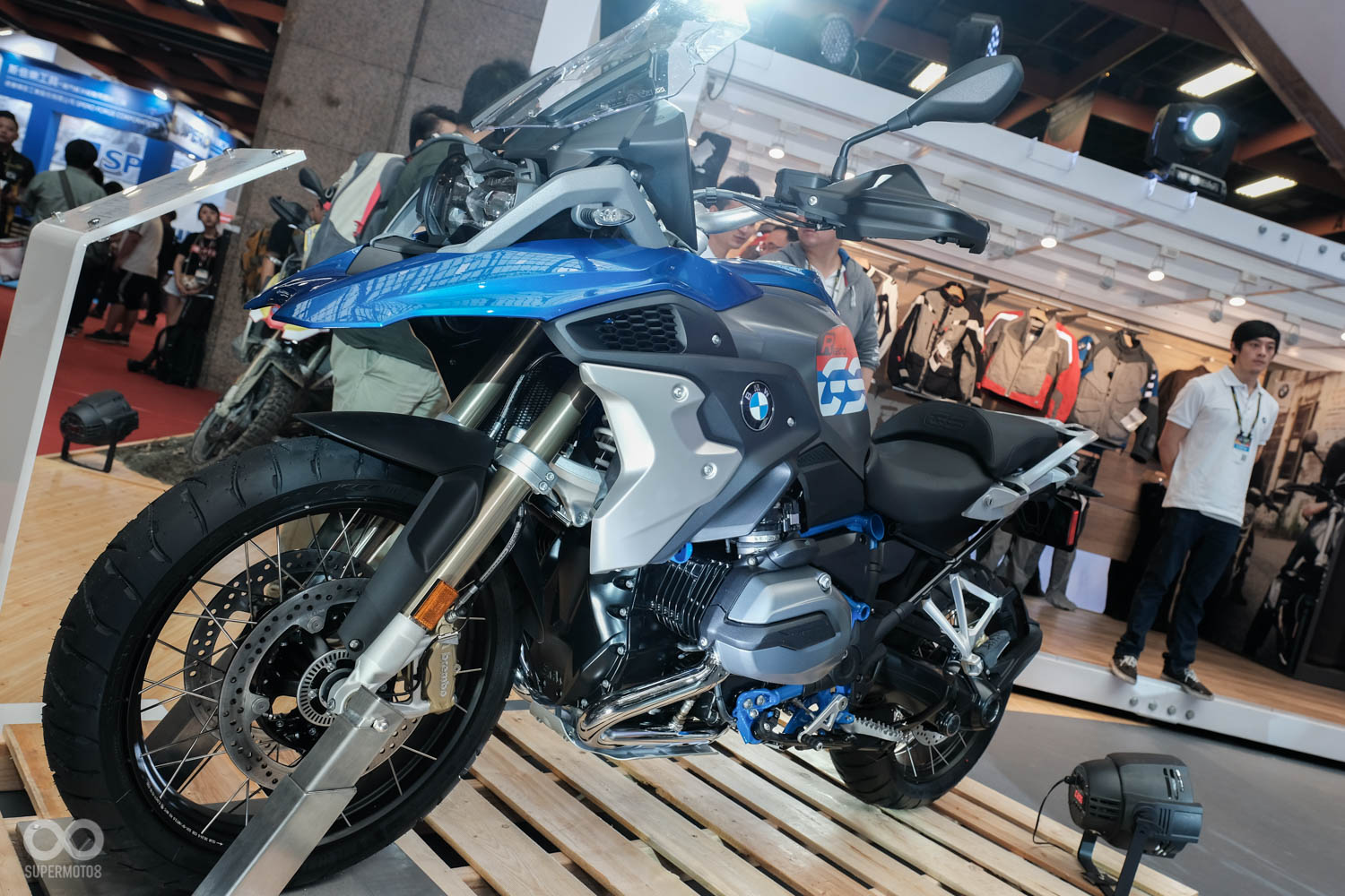 針對越野需求所打造的R 1200 GS Rallye擁有較長的懸吊行程,輪圈則選擇了吸震效果更好的免內胎式鋼絲框,售價為108.9萬