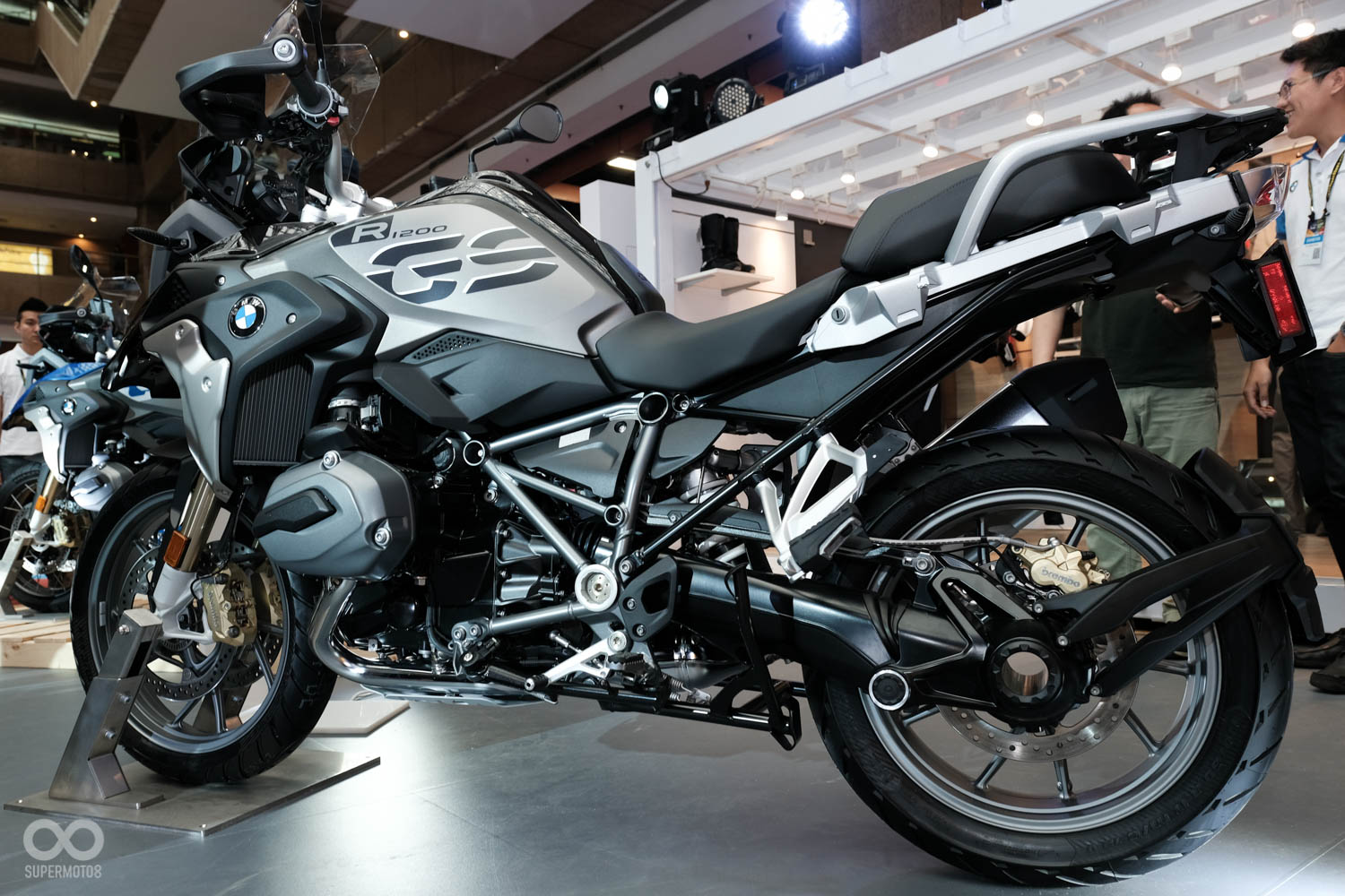 On Road設定的R 1200 GS Exclusive除了具備與Rallye相同的高階配備,在座高的選擇上還多了最低調教的選項,讓座高一口氣降到800mm