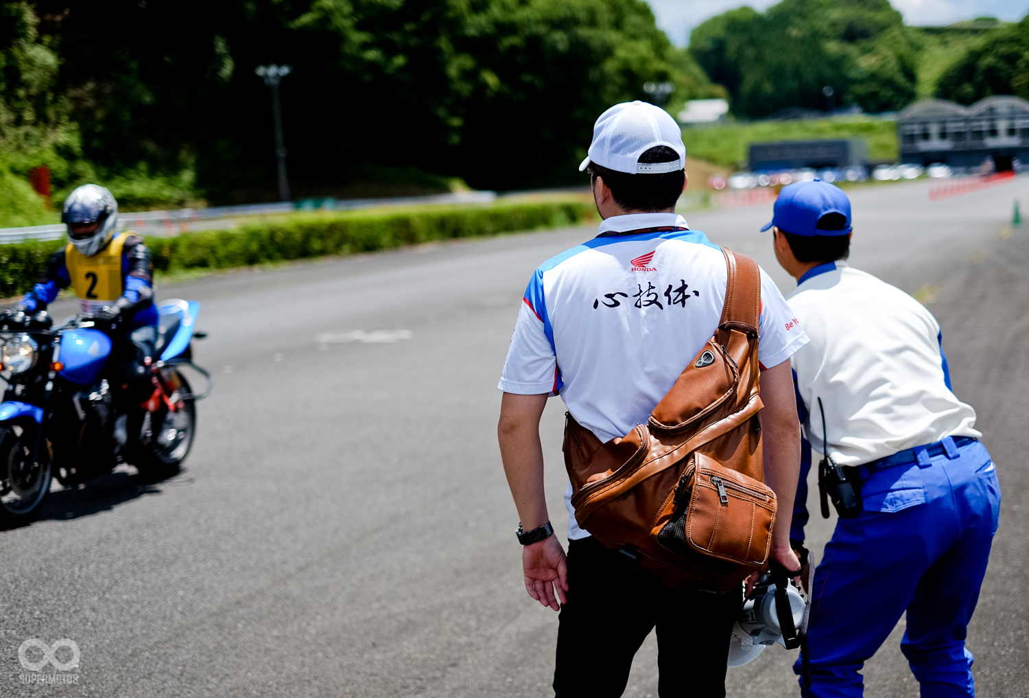 在教練示範何謂錯誤和正確的剎車方式後,學員首先在直線上逐次加速至60km/hr,然後以最平穩的方式煞停(前後煞一起用),感覺雖不難,實際上仍需要技巧