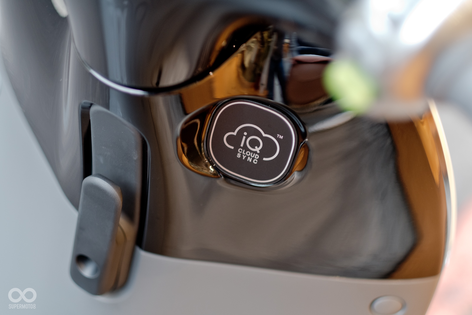 因應GOGORO 2 一般版的磁石鎖位置,在傳統鑰匙孔位置GOGORO 2 Deluxe Edition為塑膠飾蓋。