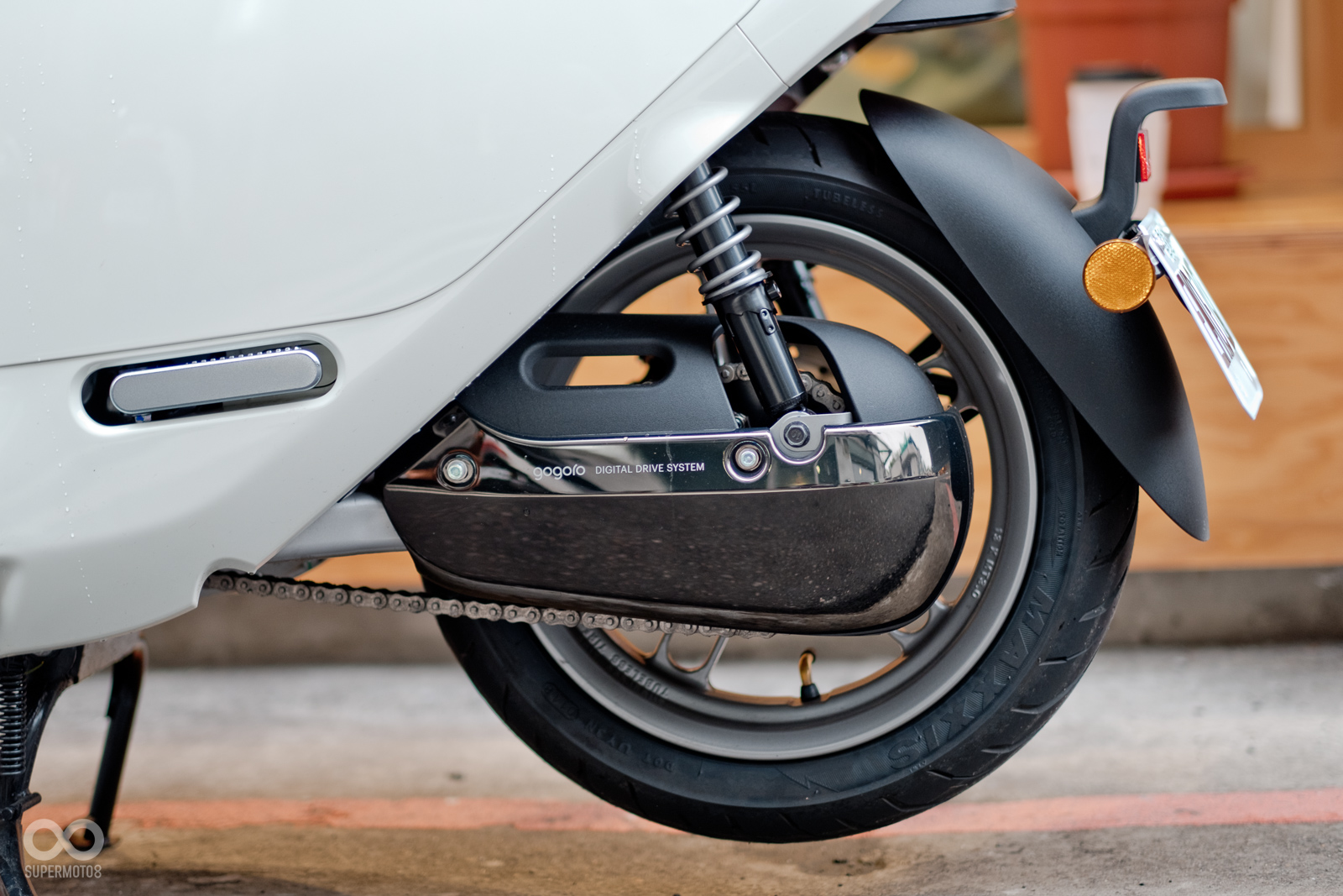 車輛下方也不馬乎,鈦黑鏡面烤漆的鏈條護蓋大幅提升質感