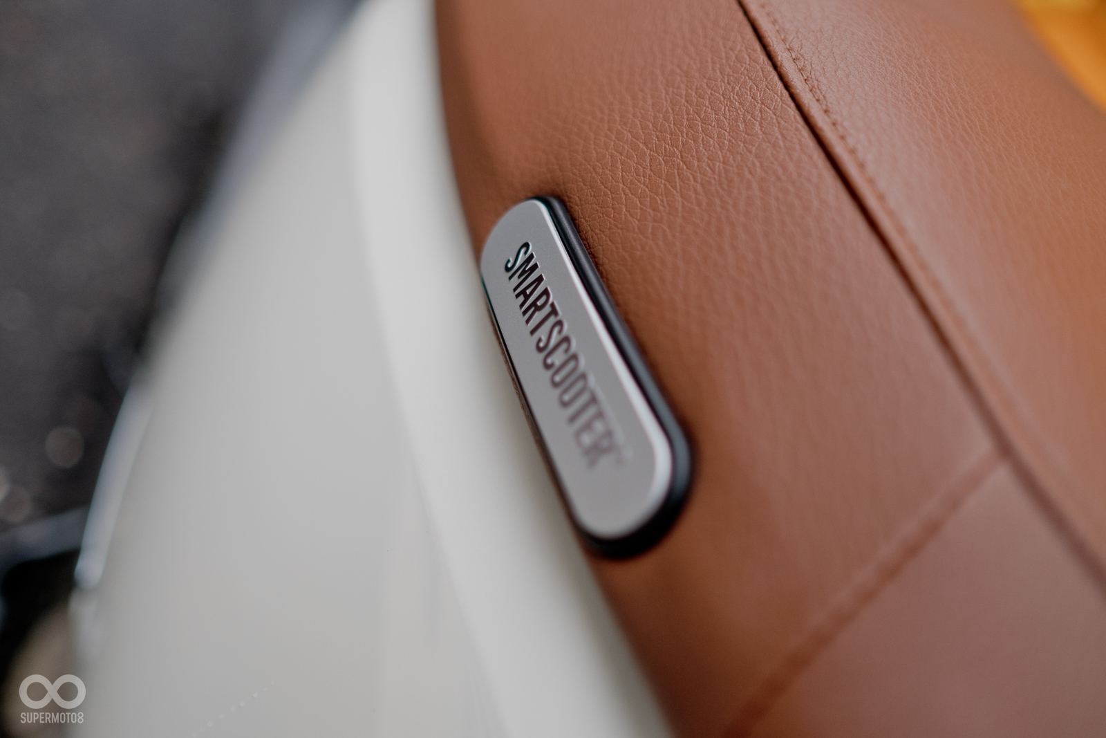 駝色坐墊旁有著金屬銘牌,凸顯Deluxe Edition與一般車款的差異性