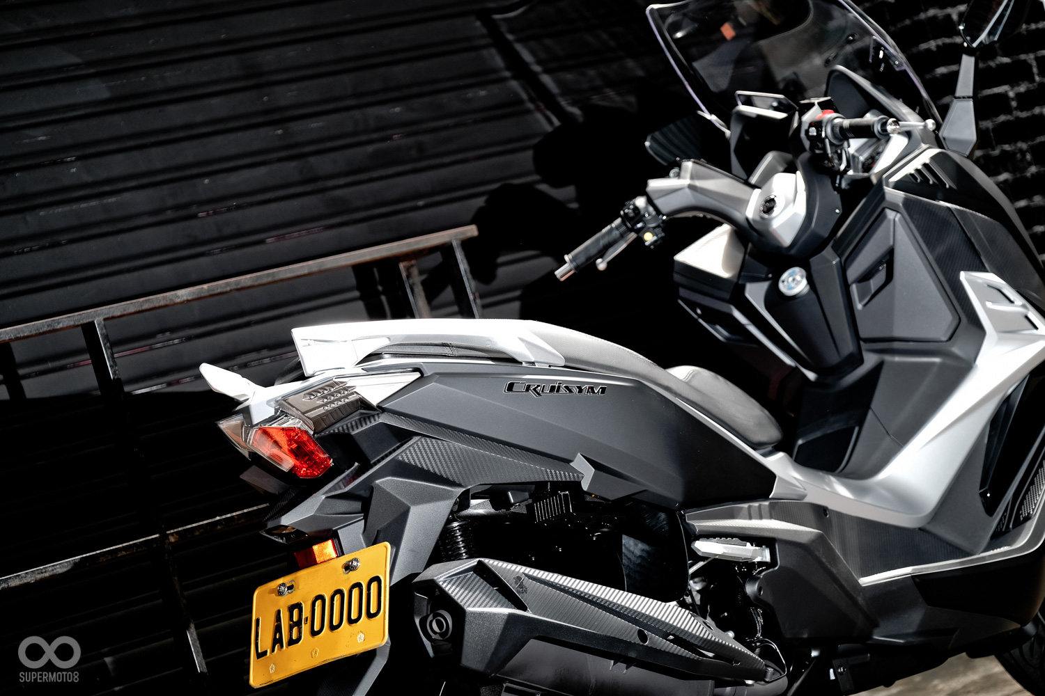 銳利的幾何形切割與LED燈具點綴，讓CRUiSYM 300也出現了如同MAXSYM 500概念車一般的現代感