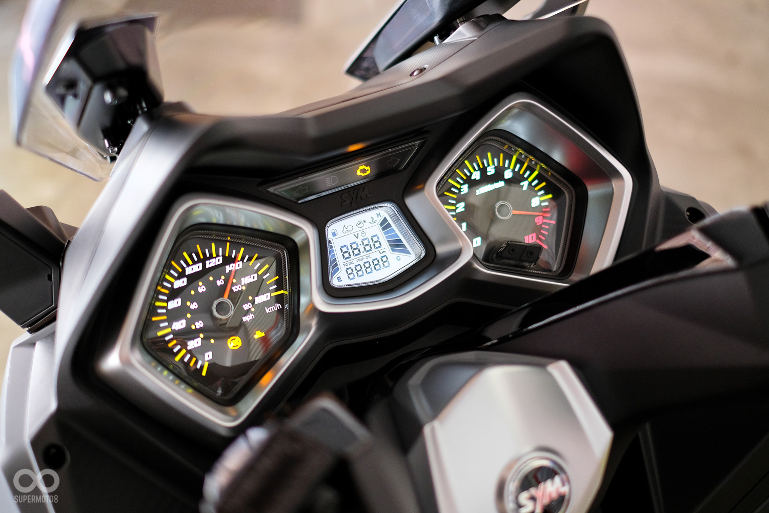儀表板以左右雙搭配LCD資訊幕的方式呈現，造型相當具有科技感，但橘色的指針搭配黃色的刻度，在夜晚的辨識度並不如中央的LCD螢幕