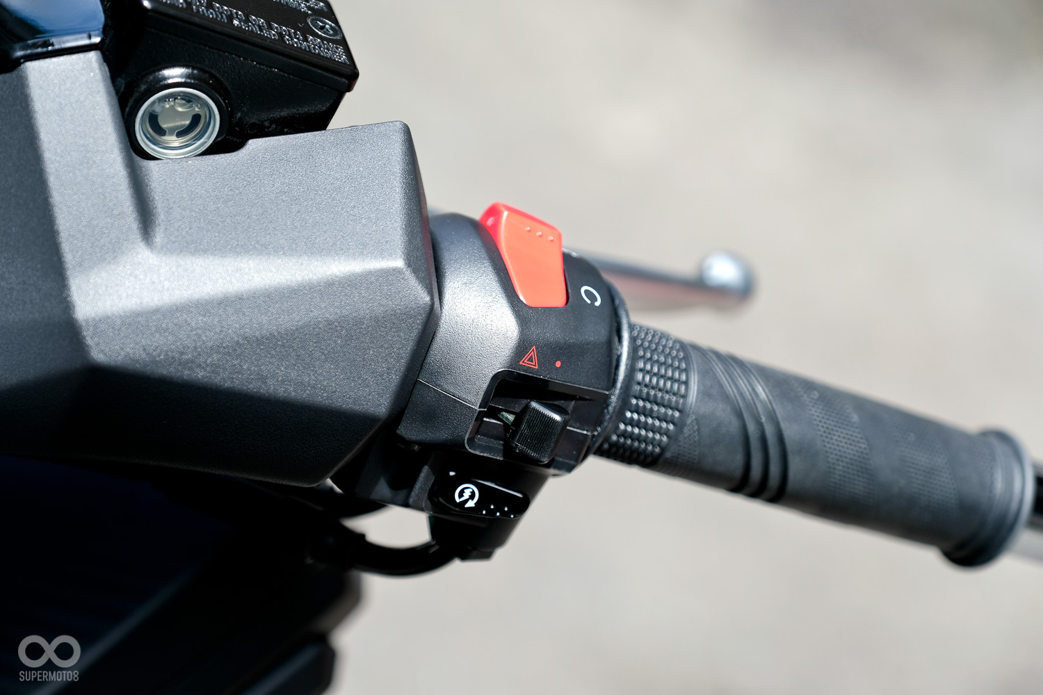 因應六期法規CRUiSYM 300採用全時點燈，而原本大燈開關的位置則改成了駐車警示燈，在使用上相當就手，但需要花些時間適應免得誤觸