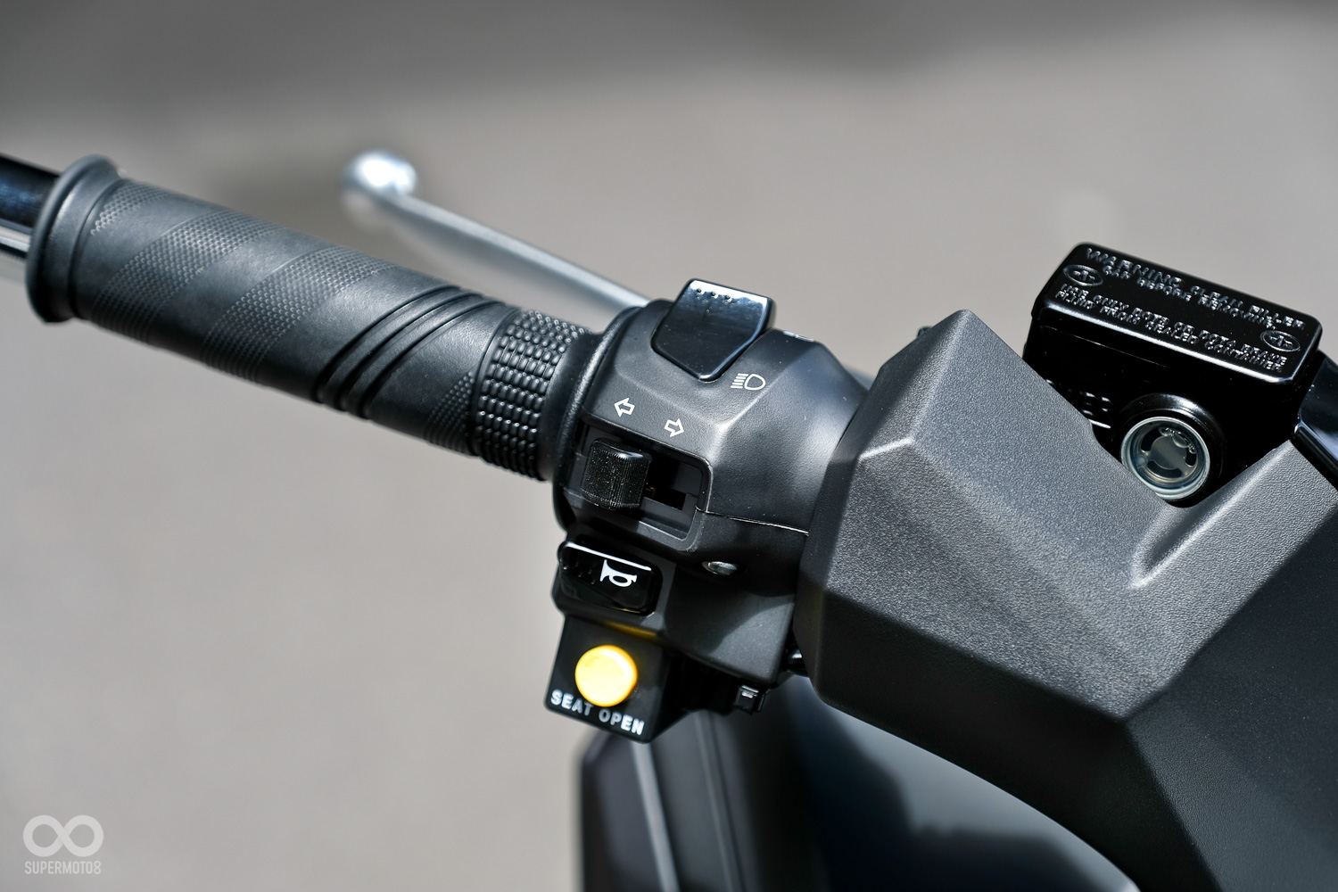 車廂一鍵開啟的按鈕位於左側的把手下方，與歷代SYM大羊的設計相同