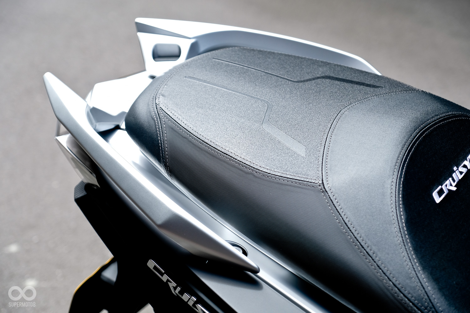  後座的發泡綿設定相當厚實，且在座布的位置加了一些防滑處理，兩旁的扶手更是使用牢靠的金屬材質，讓乘客可以做得舒適又安心