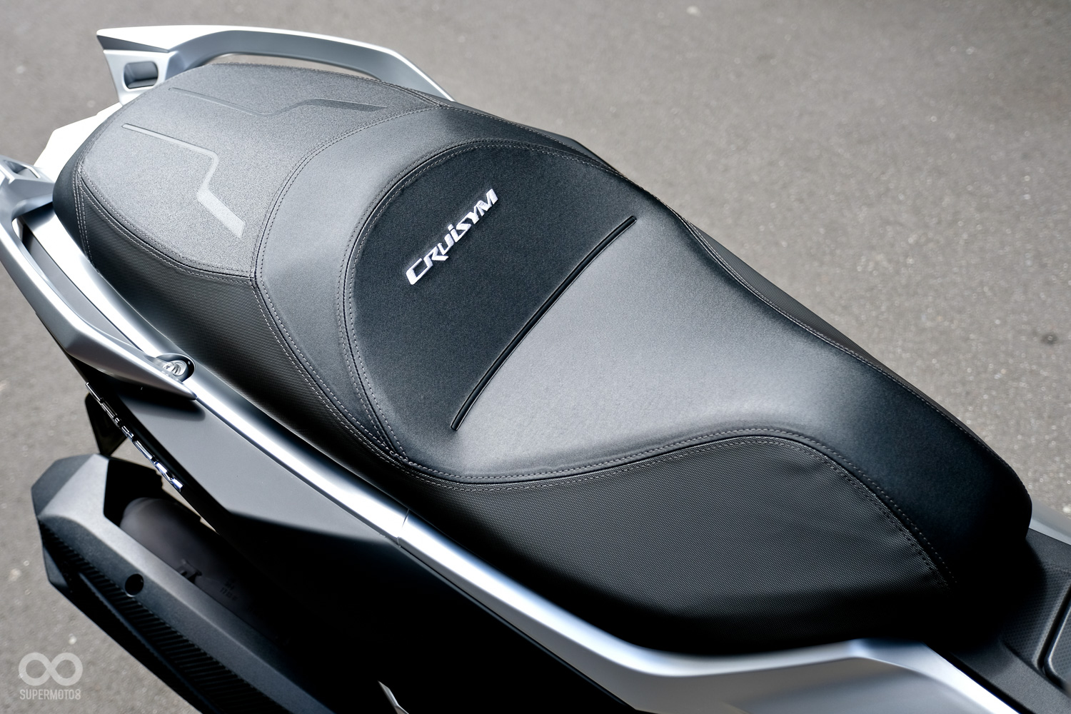 CRUiSYM 300的座高相當低之外，在椅墊前端兩側也刻意削窄，提升騎士雙腳的著地性