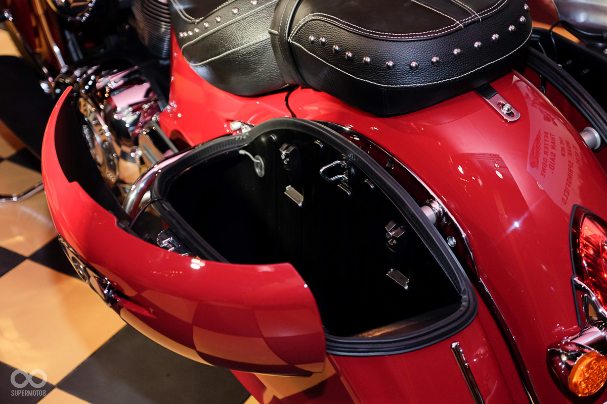 有別於以往使用軟式馬鞍袋,這次Springfield使用的是硬式側廂,並且附有晶片中控鎖,離開一段時間後車廂便會自動上鎖