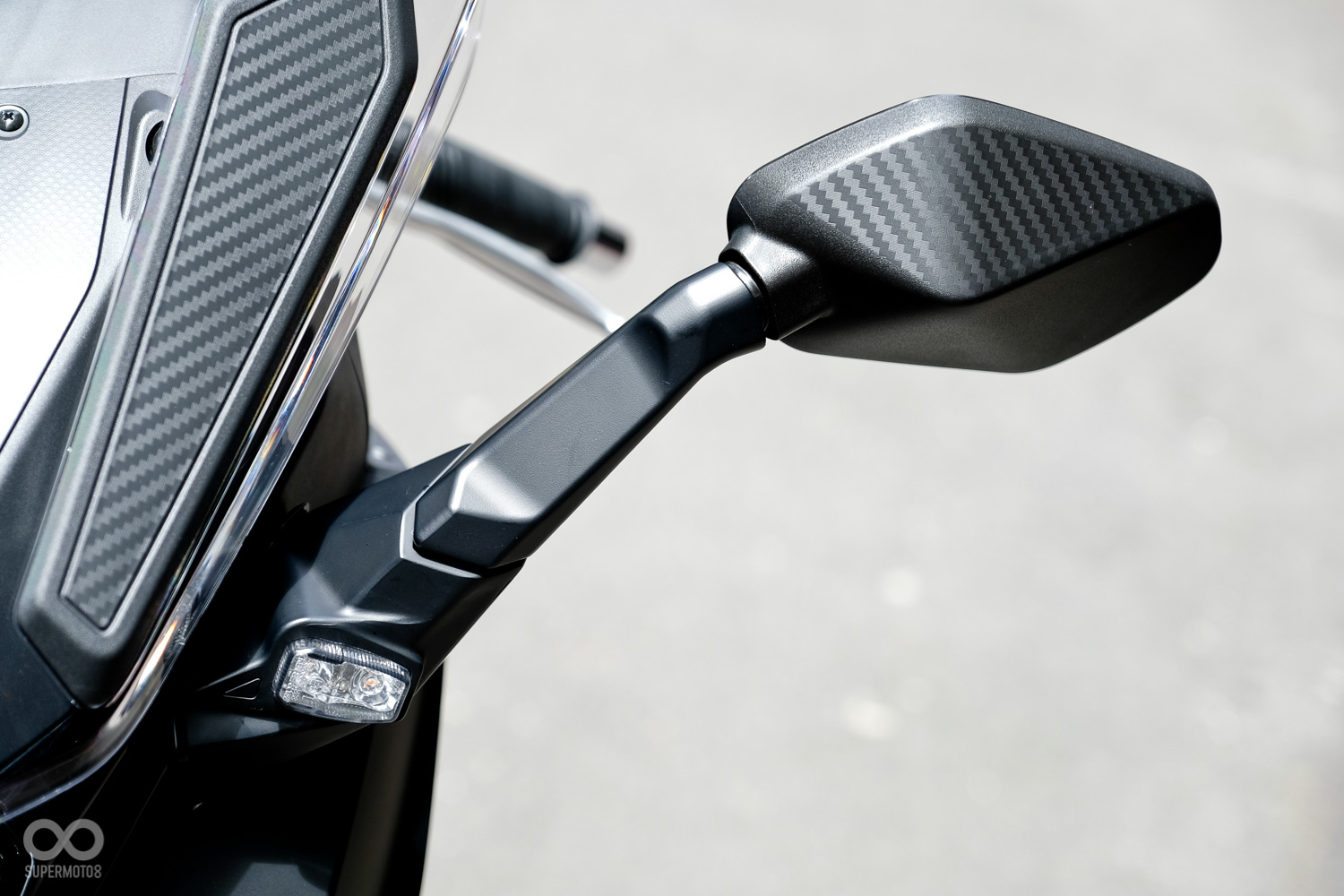 新款的後照鏡將方向燈移到轉軸的位置，降低日常使用時毀損的機率，受損時也只需要更換後照鏡的部分