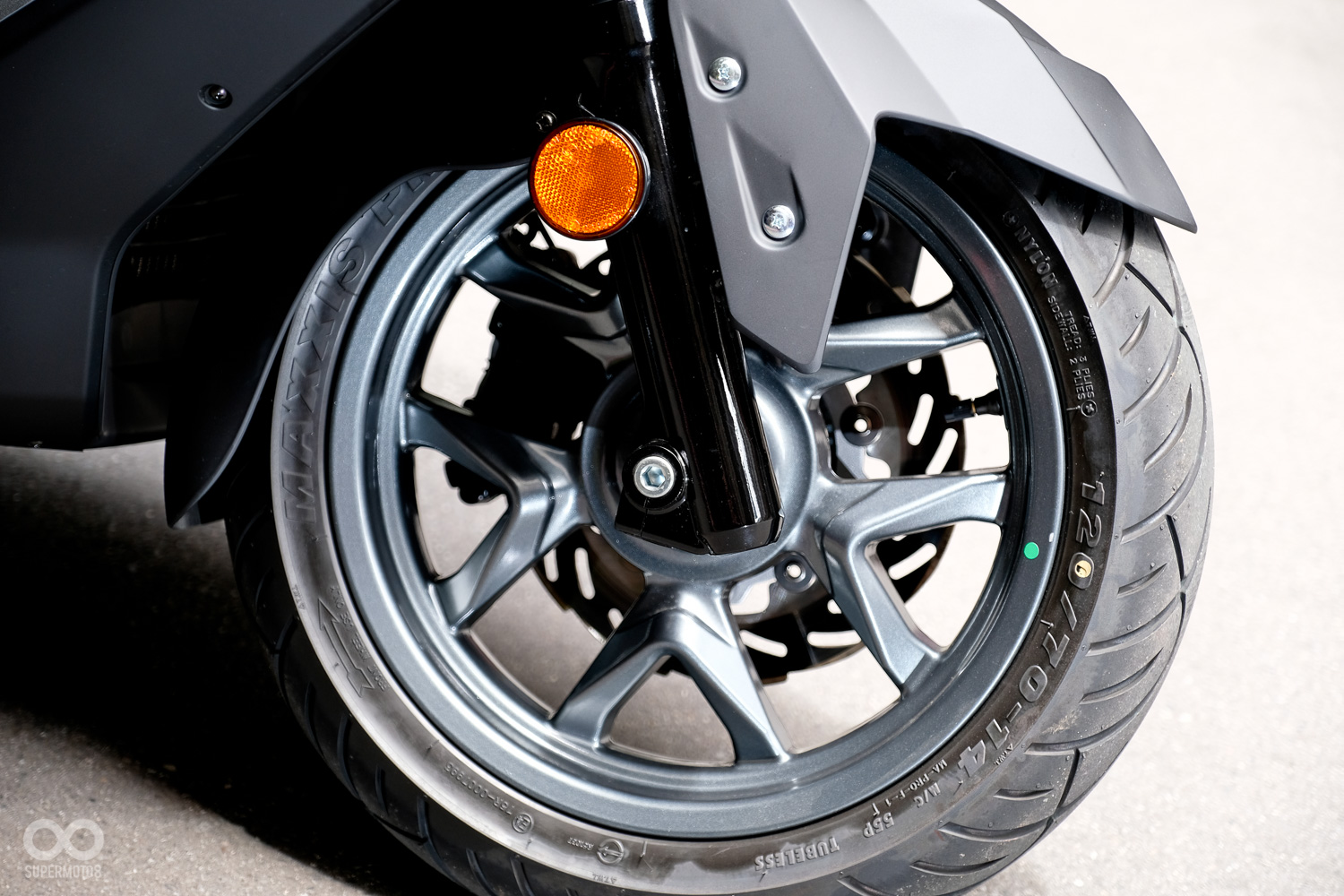 輪框的部分使用與GOGORO類似的粉體烤漆，漆面的品質相當好，甚至不輸進口車型