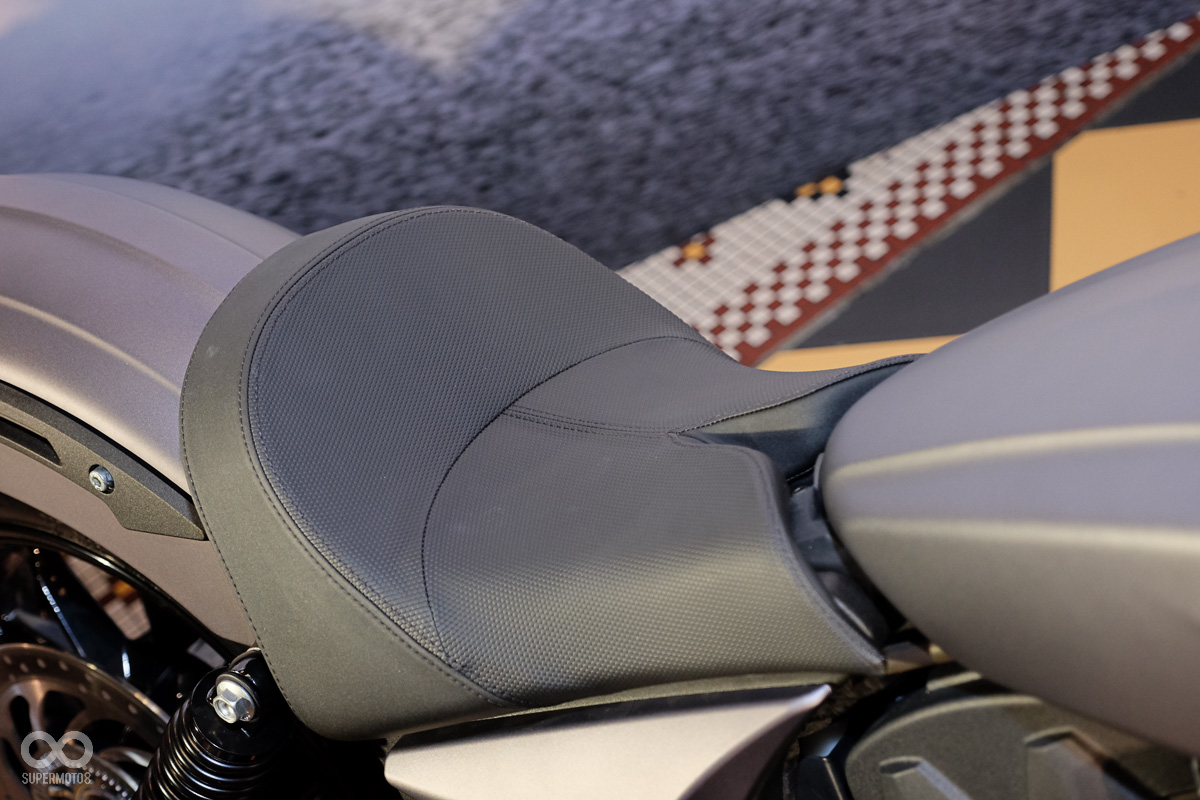 走著硬派風格的Victory用的當然是單座設計,座高並不高僅658mm