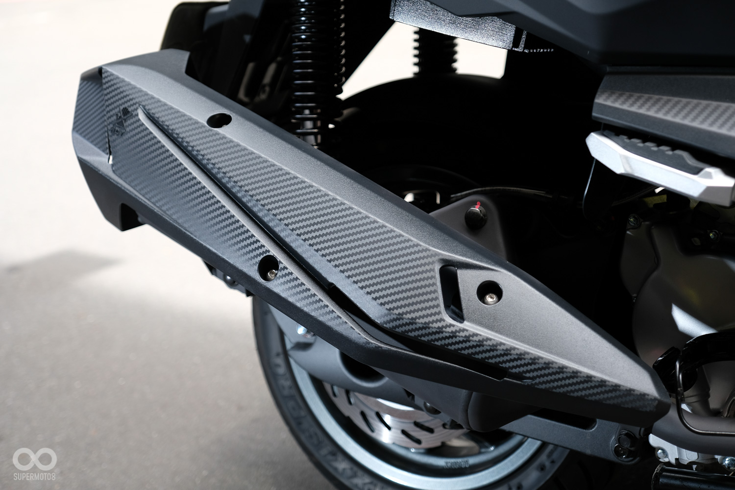 排氣管防燙蓋採用全包覆式設計，除了美觀安全性也更好，而尾管內的觸媒因應六期環保上路裡頭的貴金屬成分也有所增加，讓排放的污染變得更少